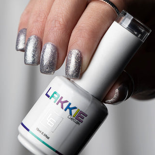 LAKKIE Glittering Silver bestaat uit een gellak met fijne zilveren glitters. Deze glitter gellak kun perfect gebruiken voor nailart om zilveren lijnen mee te maken.