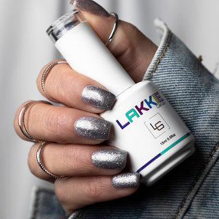 LAKKIE Glittering Silver bestaat uit een gellak met fijne zilveren glitters. Deze glitter gellak kun perfect gebruiken voor nailart om zilveren lijnen mee te maken.