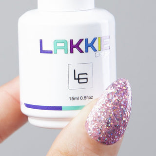 LAKKIE Stylish Glitter is een roze glitter gelnagellak. Deze gellak bestaat uit verschillende soorten zilveren reflecterende glitters.