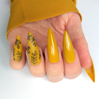 Oker gele gelnagellak. Gele gellak nailart met leaves. 