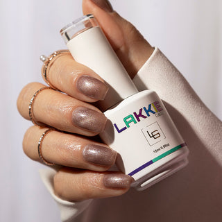 LAKKIE Cateye Winter Glow is een gellak met kleine stukjes metaal erin. Na het aanbrengen van de gellak (voor het uitharden) kan je doormiddel van een magneet verschillende effecten/ patronen creëren op de nagel. Cateye Winter Glow is een mooie taupe kleurige gellak.